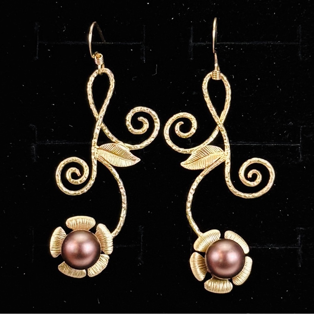 Gorgeous, vintage goldtone, colored pearl pierced dangle earrings